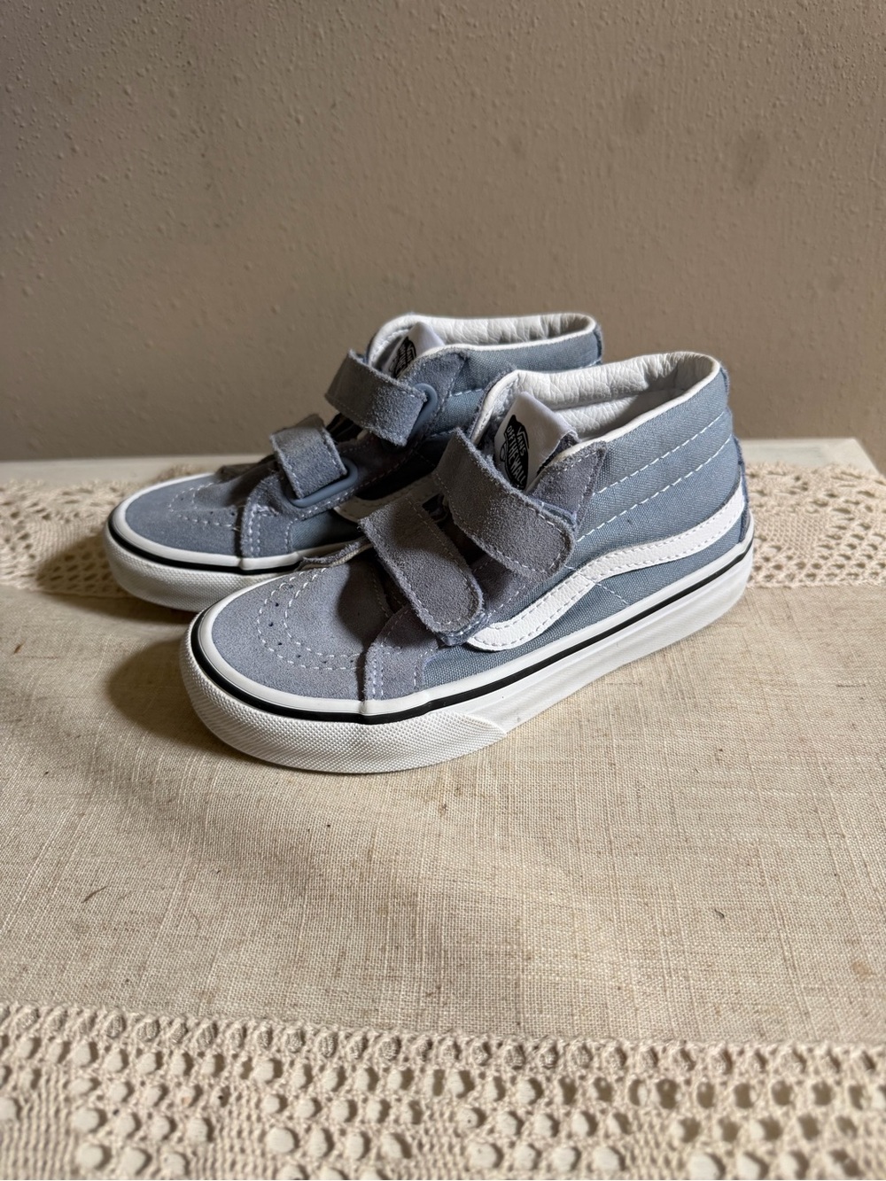VANS Sk8-Mid Reissue V Kids
Mid Top Suede Gray/Gum
Sneaker Size 13